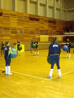 Seleção feminina de vôlei treina com fitball no Japão (Foto: Vicente Condorelli)