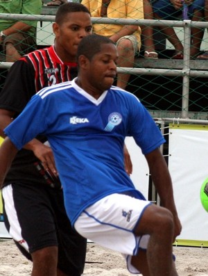 Moska (de azul), no jogo entre São Paulo x Rio de Janeiro pela Copa dos Campeões de futebol de areia (Foto: Divulgação/Pauta Livre)