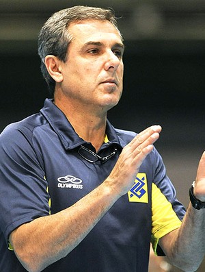 técnico Zé Roberto no comando do Brasil no vôlei (Foto: EFE)