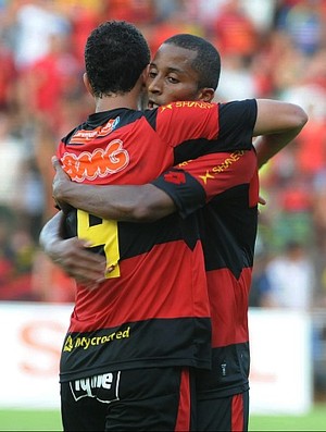 Roberson marcou dois gols na vitória do Sport sobre o Paraná (Foto: Antônio Carneiro)