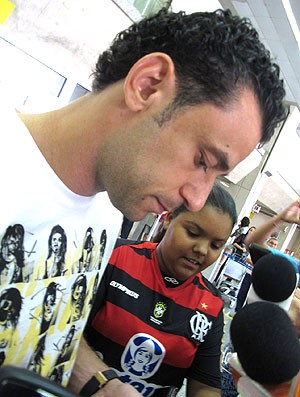 Fred no desembarque do Fluminense (Foto: Edgard Maciel de Sá / GLOBOESPORTE.COM)