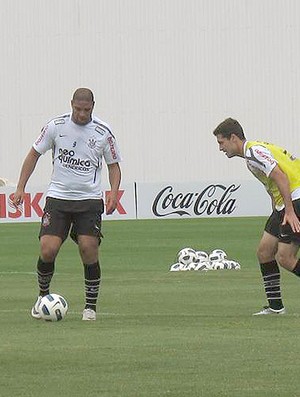 Adriano no treino do Corinthians (Foto: Wagner Eufrosino / Globoesporte.com)