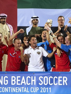 Russia comemora o tituilo do Torneio de Dubai futebol de areia com os sheiks nos Emirados Árabes (Foto: Divulgação/BSWW)