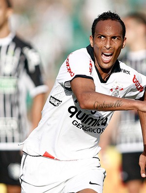 Liedson comemora gol do Corinthians contra o Figueirense (Foto: Reuters)