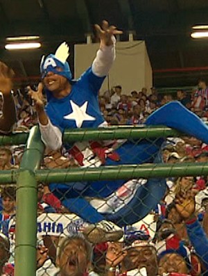 torcedor do bahia se veste de capitão américa em pituaçu (Foto: Eric Luis Carvalho/Globoesporte.com)