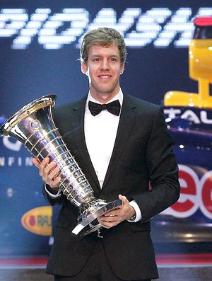 Vettel com a taça da F-1 2011 (Foto: AFP)
