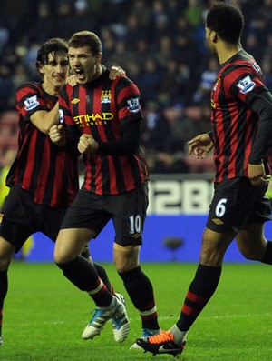 Dzeko comemora gol do Manchester City sobre o Wigan (Foto: AFP)