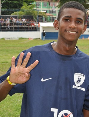 Helinho, atacante do Marcílio Dias, artilheiro da Taça das Favelas (Foto: Daniel Cardoso/Globoesporte.com)