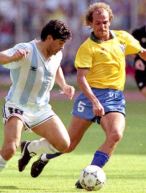 Alemão marcando Maradona na partida do Brasil contra Argentina em 1990 (Foto: Arquivo / Ag. Estado)