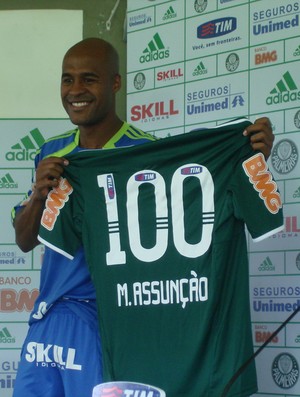 Marcos Assunção com camisa especial de 100 jogos (Foto: Daniel Romeu / Globoesporte.com)