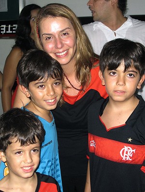 Patrícia Amorim com os filhos no Flamengo (Foto: Thiago Fernandes / GLOBOESPORTE.COM)