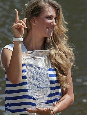 Victoria Azarenka tênis Australian Open troféu rio Yarra (Foto: AP)