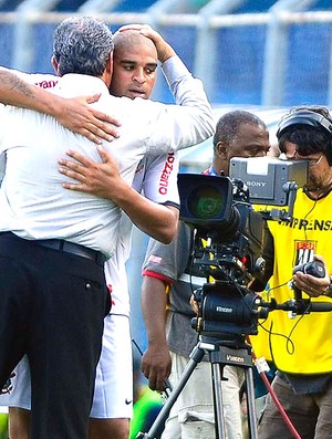 Adriano e Tite abraçados no jogo do Corinthians (Foto: Marcos Ribolli / GLOBOESPORTE.COM)