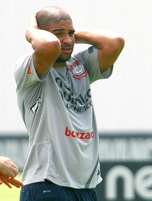 Adriano no treino do Corinthians (Foto: Anderson Rodrigues / Globoesporte.com)