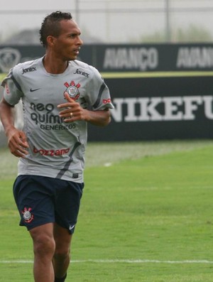 Liedson atacante treino Corinthians (Foto: Anderson Rodrigues / Globoesporte.com)