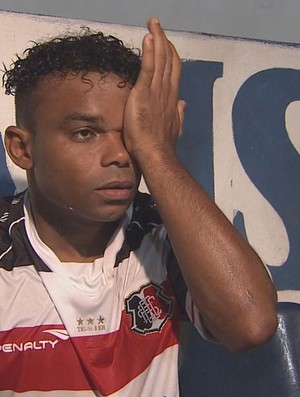 Carlinhos Bala deixa o jogo contra o Ypiranga lesionado (Foto: Reprodução / TV Globo)