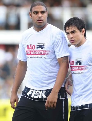 Adriano e William com camisa de campanha antes do clássico (Foto: Marcos Ribolli / Globoesporte.com)
