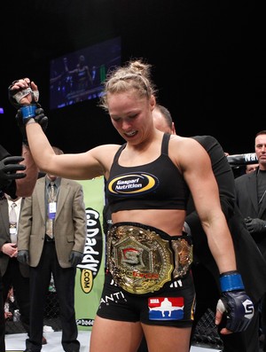 Ronda Rousey recebe o cinturão de campeã dos pesos-galo do Strikeforce (Foto: Getty Images)