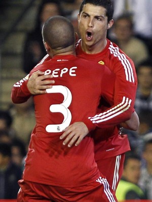 Cristiano Ronaldo e Pepe comemoram gol do Real contra o Bétis (Foto: Agência Efe)
