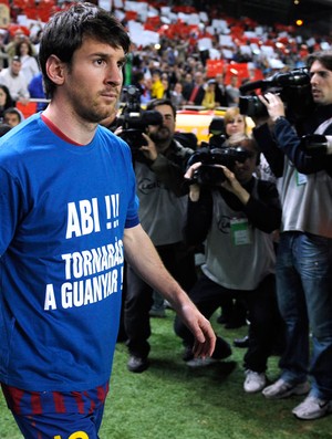 camisa abidal messi sevilla x barcelona (Foto: AFP)