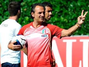 Cesare Prandelli no treino da seleção da Itália (Foto: EFE)