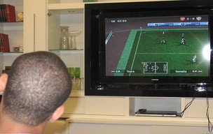 Wellington Silva joga video game, na tela Arsenal x Flu