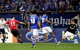Ryan Giggs comemora gol do Manchester United contra o Schalke (Foto: AP)
