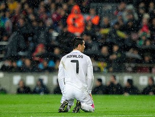 Cristiano Ronaldo lamenta eliminação do Real Madrid (Foto: AFP)