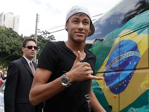 neymar brasil chegada (Foto: Mowa Press)