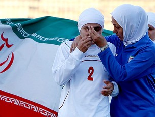 jogadoras da seleção do Irã chorando após derrota (Foto: Reuters)