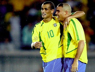 Ronaldo e Rivaldo abraçados na Seleção (Foto: Getty Images)