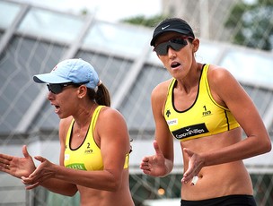 Vivian e Taiana comemoram no Grand Slam da Noruega (Foto: Divulgação / FIVB)