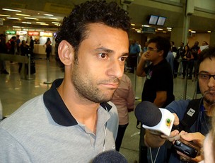 Fred no desembarque da Seleção (Foto: André Casado / Globoesporte.com)