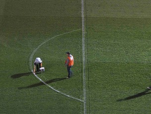 Funcionário retoca gramado da Arena da Baixada (Foto: Rafael Cavalieri/Globoesporte.com)