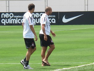Emerson de chinelo no treino do Corinthians (Foto: Carlos Augusto Ferrari/Globoesporte.com)