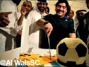 Maradona ganha bolo no Al Wasl  (Foto: Reprodução / Twitter)