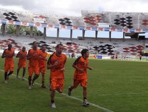 Jogadores do Santa Cruz voltam aos trabalhos (Foto: Bruno Marinho/GLOBOESPORTE.COM)
