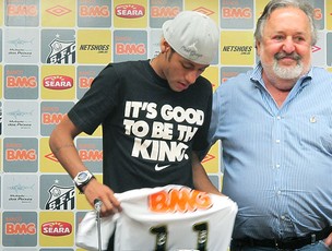 Neymar com a camisa It´s good to be the King (Foto: Adilson Barros / GLOBOESPORTE.COM)