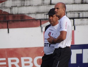 Sandro, auxiliar-técnico do Santa Cruz (Foto: Bruno Marinho / GloboEsporte.com)