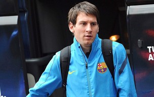 Messi no desembarque do Barcelona (Foto: EFE)
