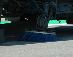 Detalhe da máquina de limpeza na pista de Interlagos (Foto: Julyana Travaglia / GLOBOESPORTE.COM)