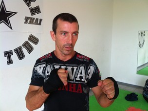 kickboxer pirajuense Luciano Lopes treina para brigar pelo cinturão do mundial (Foto: Luis Corvini/ TV Tem)
