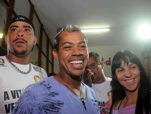Marcelinho Paraíba chegou sorridente à coletiva, ao lado da mulher (Foto: Aldo Carneiro)