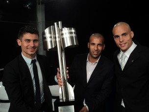 Alex, Emerson e Júlio César, jogadores do Corinthians, com a taça de campeão brasileiro 2011 (Foto: Wagner Bordin / SporTV.com)