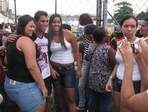Pelada do Diego Mauricio - Allan, do Vasco, posa com fãs (Foto: Thales Soares/Globoesporte.com)