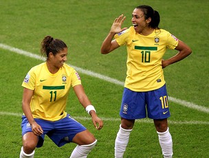 Cristiane e Marta comemoram gol da Seleção (Foto: Getty Images)