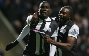 Bemba Ba e Shola Ameobi comemoram gol do Newcastle sobre o Manchester United (Foto: EFE)