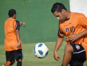 Luciano Henrique, meio-campo do Santa Cruz (Foto: Terni Castro / GloboEsporte.com)