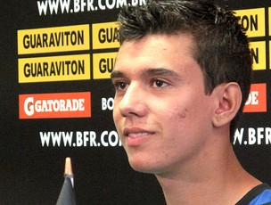 Renan Lemos durante entrevista do Botafogo (Foto: Thales Soares / Globoesporte.com)