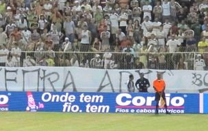 Faixa pedindo a saída de Abel Braga fluminense (Foto: Rafael Cavalieri/Globoesporte.com)